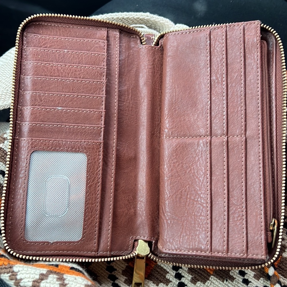 Fossil Chestnut Color Wallet - Picture 4 of 5
